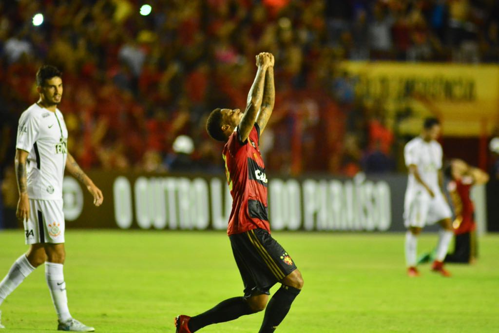 André celebra gol que deu vitória para o Sport sobre o Corinthians, em 2017