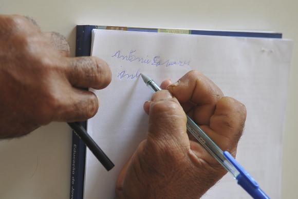 A taxa de analfabetismo para as pessoas pretas ou pardas (9,9%) - nomenclatura usada pelo IBGE - foi mais que o dobro da observada entre as pessoas brancas (4,2%) em todas as regiões do país