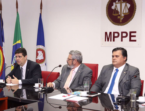Coletiva de imprensa no MPPE sobre a Operação Gênesis, referente ao desvio de recursos no município de Quipapá. Na foto, Frederico Magalhães, promotor do MPPE; Ricardo Lapenda, coordenador da GAECO; Joselito Kherle, chefe da Polícia Civil