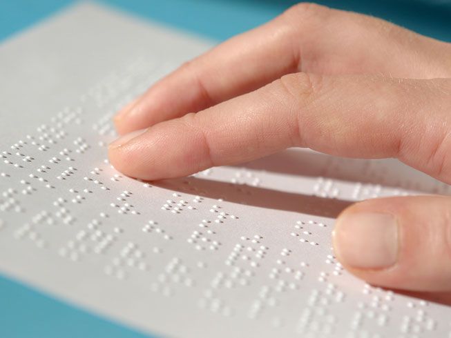 Saiba a importância da alfabetização em braille para os deficientes visuais  