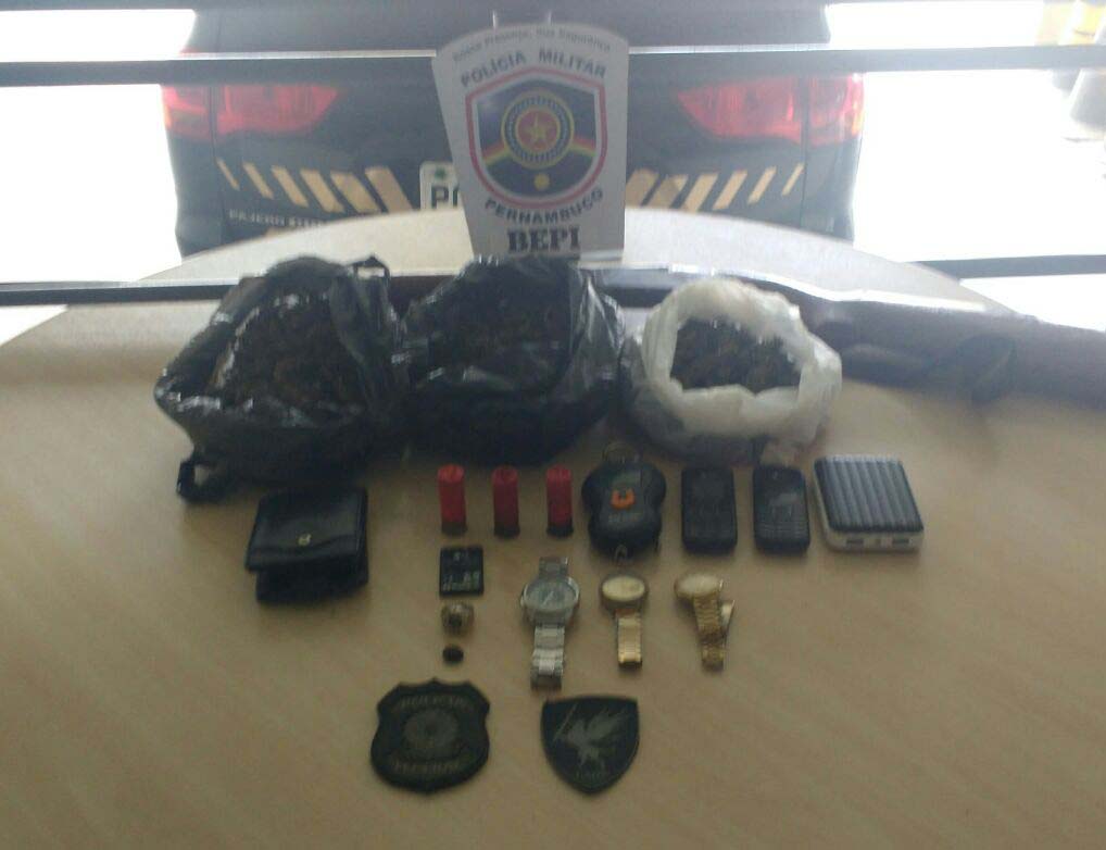 Com o acusado foram apreendidas uma escopeta calibre 12, com marca e números raspados, vários cartuchos e 400g de maconha, além de uma pedra de haxixe