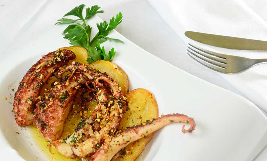 Polvo com batatas com capinha crocante é opção de entrada