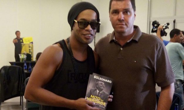 Ronaldinho com o vice-presidente do Patriota, Gutemberg Fonseca
