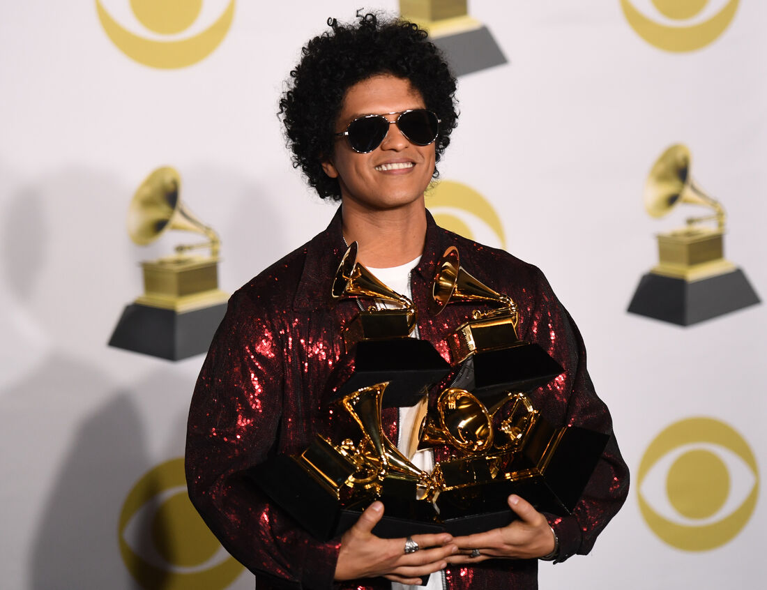 Bruno  Mars levou seis pequenos gramofones dourados para casa