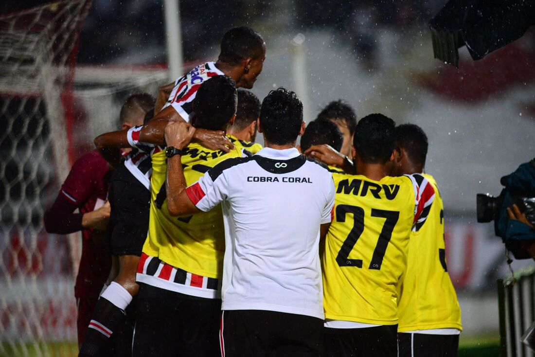 Jogadores do Santa comemorando o gol sobre o Vitória/PE