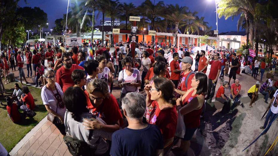 Vigília é realizada na Praça Tiradentes, no bairro do Recife