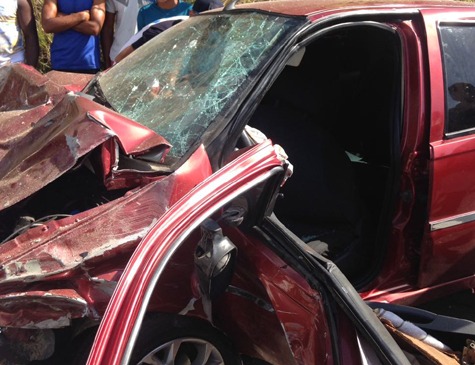 Carro envolvido no acidente ficou destruído