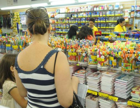 Apenas um terço dos consumidores guardaram parte do décimo terceiro salário para despesas como material escolar, IPTU e IPVA