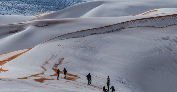 Camada de neve nas dunas do Saara