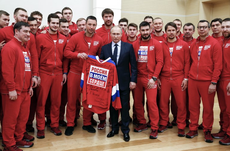 Putin junto com membros da delegação russa que disputará os Jogos de Inverno