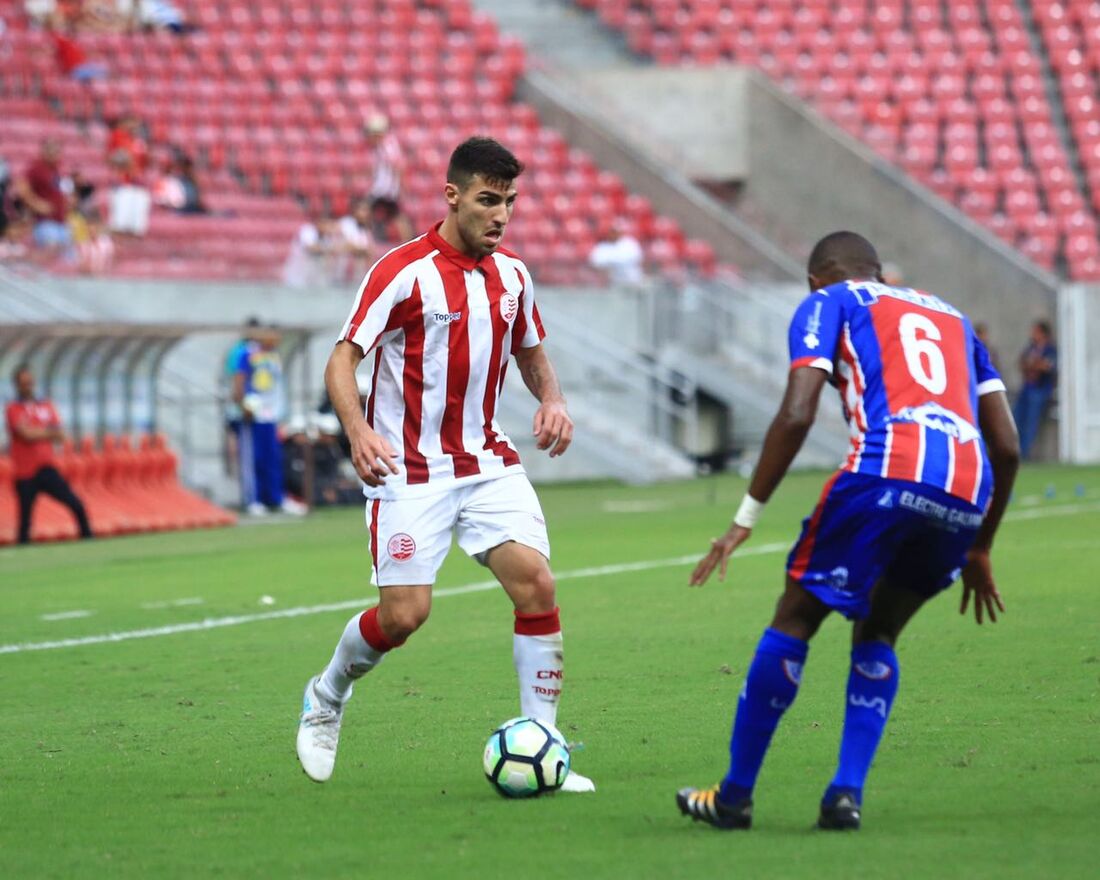 Thiago Ennes em sua primeira passagem pelo Náutico, em jogo contra o Itabaiana