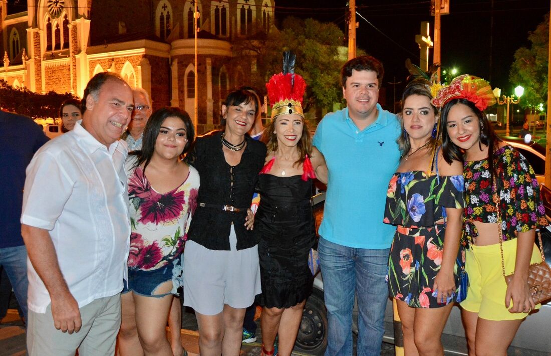 Fernando Bezerra Coelho, a prefeita em exercício Luska Portela, a secretaria de Cultura, Maria Elena e FBC Filho com foliãs
