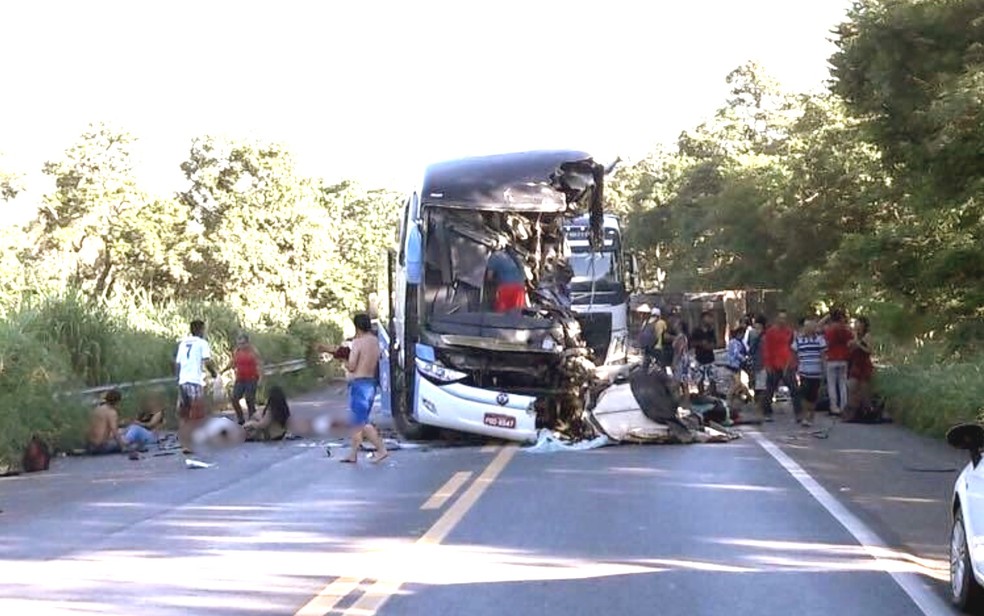 Acidente entre carro, ônibus e carreta