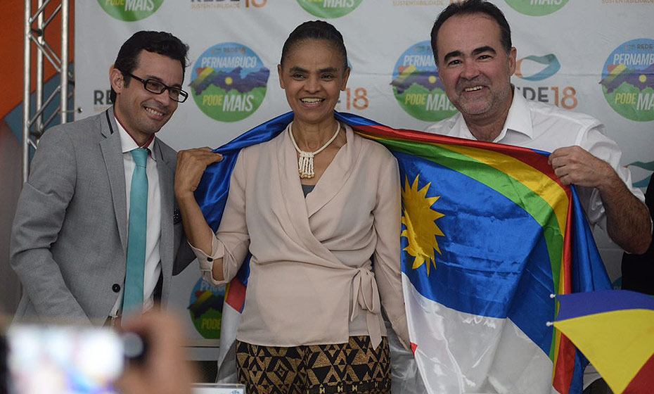 Com a bandeira de Pernambuco, Lóssio posa ao lado de Marina