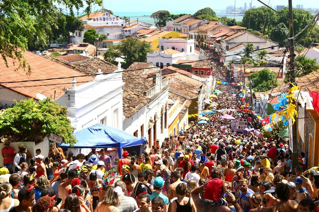 Multidão na ladeira da Misericórdia, em Olinda.