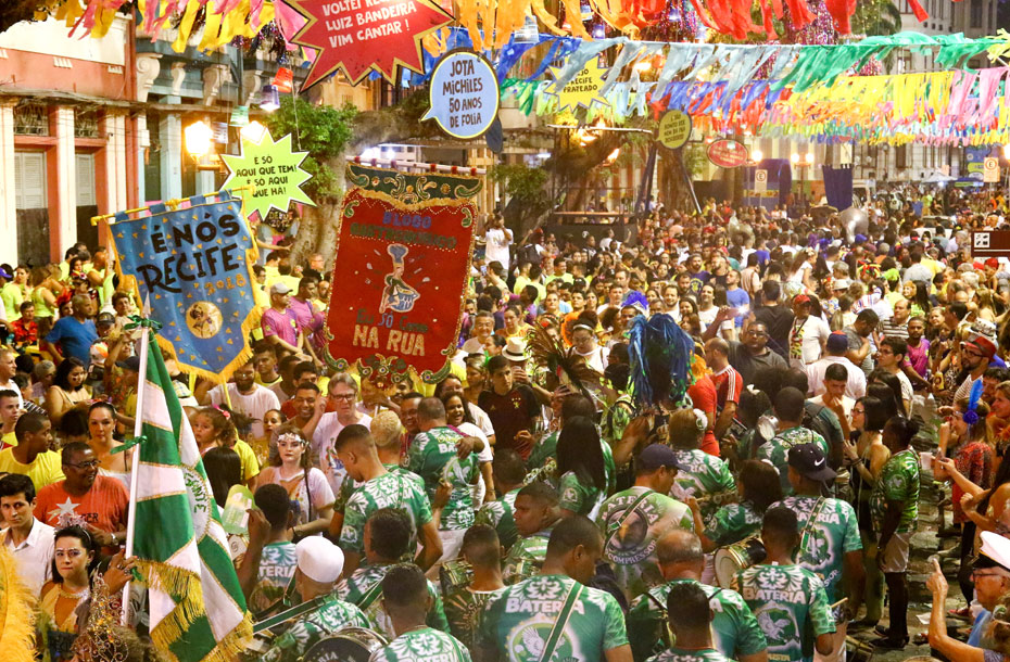 Foliões no Bairro do Recife nesta quarta-feira pré-carnavalesca