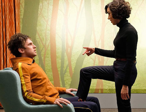 Lenny (Aubrey Plaza) dá rosto a principal personalidade que assombra a mente de David (Dan Stevens)