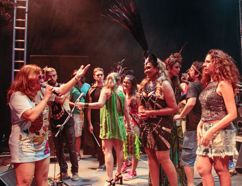 Nena Queiroga, uma das homenageadas do Carnaval 2018, recebe no palco artistas como a paraense Gaby Amarantos e a pernambucana Cristina Amaral