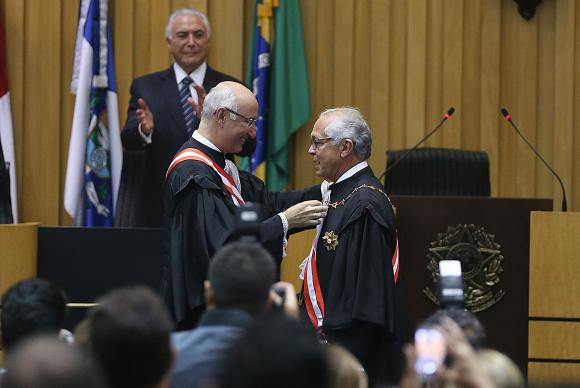 O presidente do Tribunal Superior do Trabalho Ives Gandra Filho passa o cargo para João Batista Brito Pereira, em sessão solene com a presença do presidente da República, Michel Temer