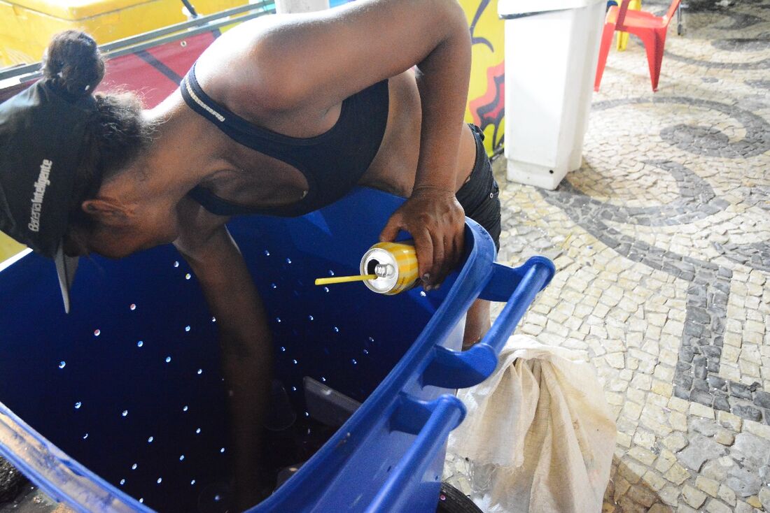 Catadores de latinha tiram renda extra no Carnaval