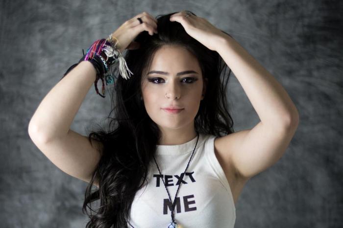 O sucesso já rendeu a youtuber publicação de livros e uma peça de teatro escrita e estrelada por ela