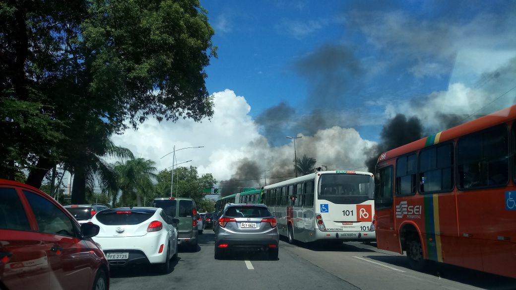 Protesto na avenida Agamenon Magalhães
