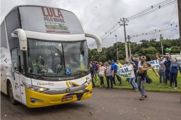 Ônibus da caravana do ex-presidente Lula 