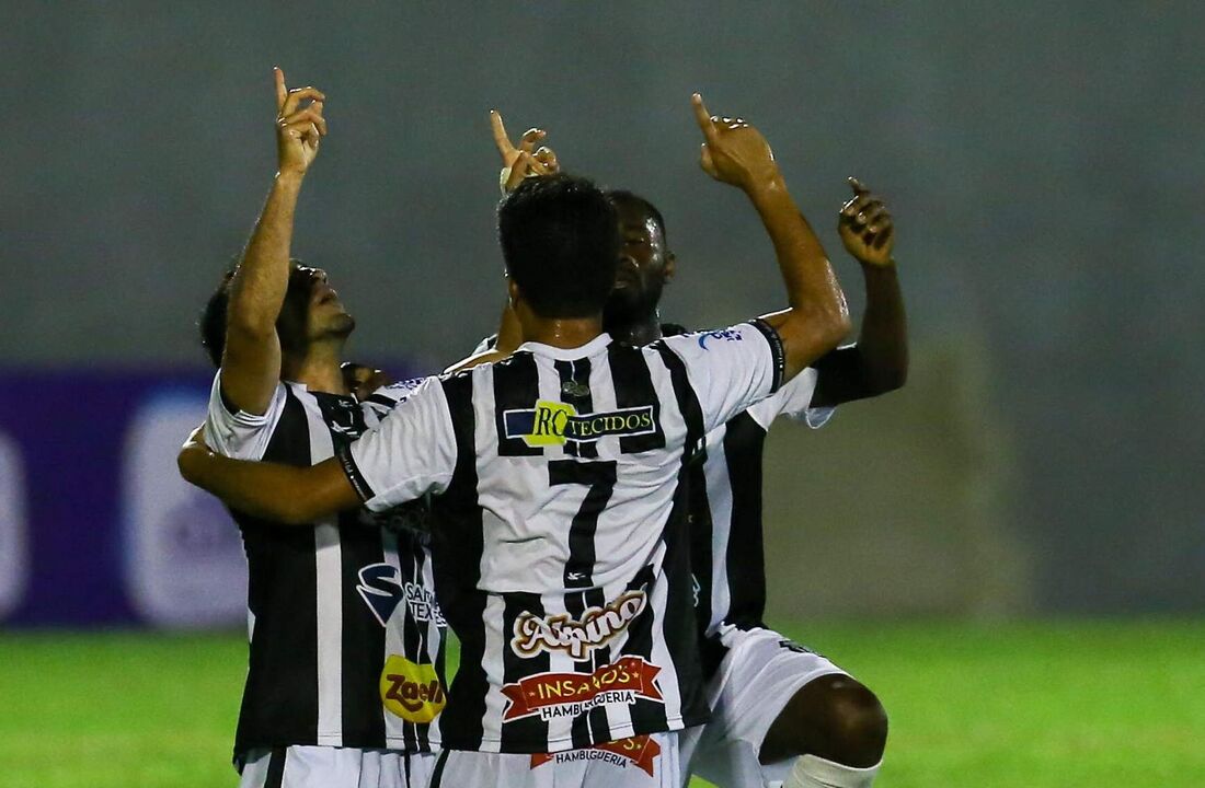 Atletas alvinegros celebram gol histórico