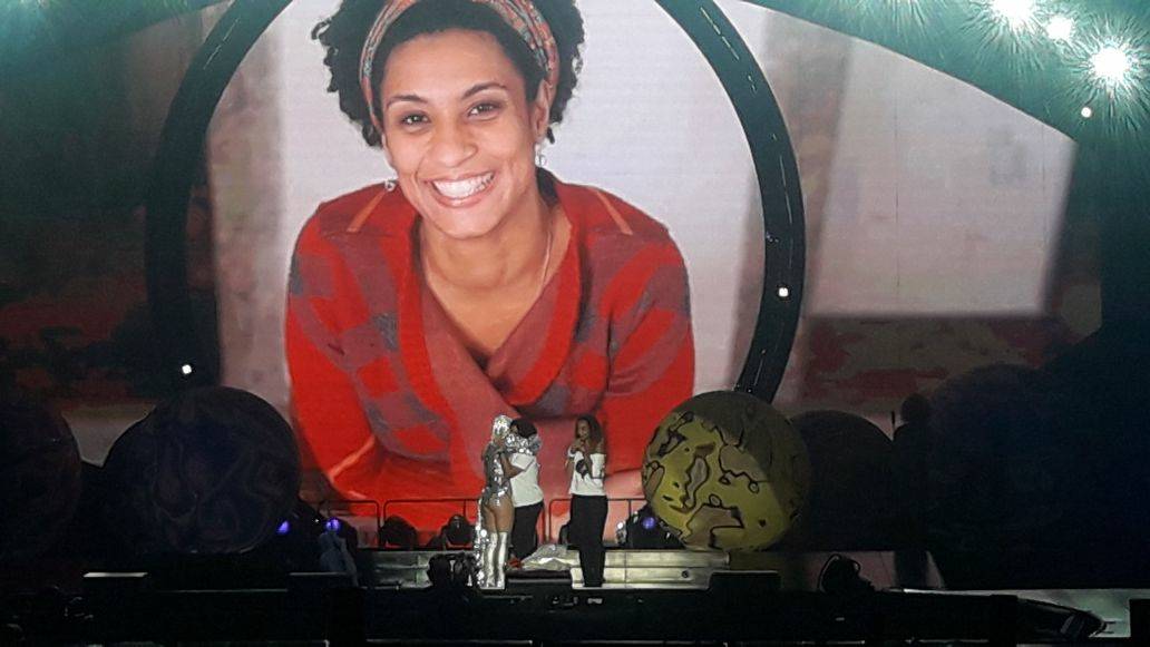 Katy Perry presta homenagens à vereadora Marielle Franco