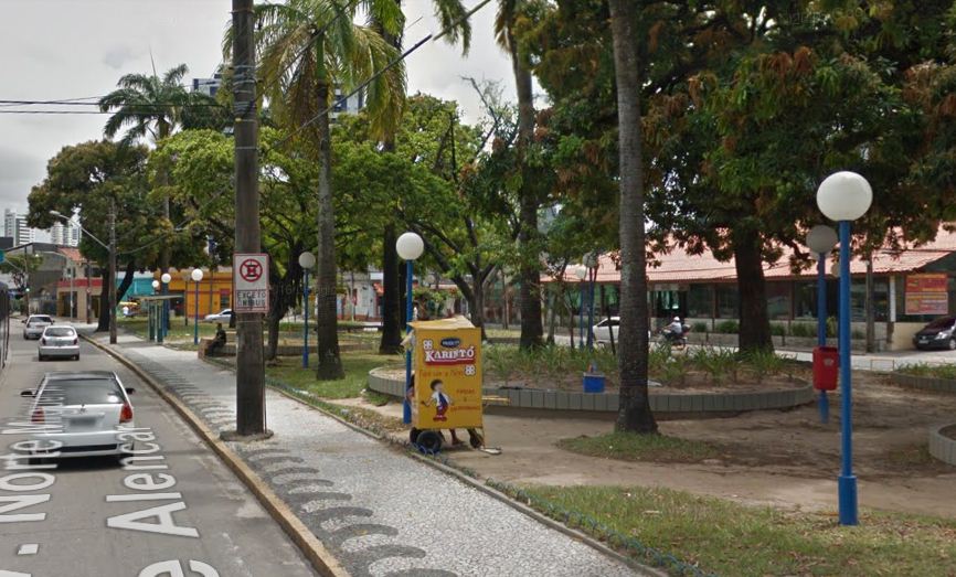 Avenida Norte, ao lado da Praça Castro Alves