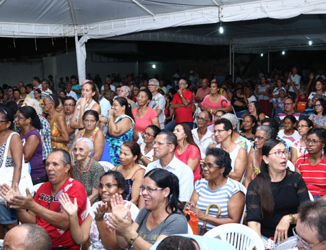 Moradores da Roda de Fogo, nos Torrões, recebem escrituras