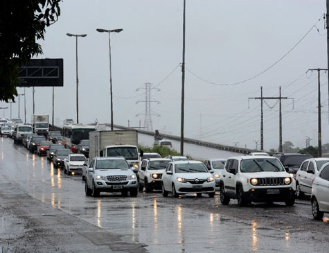 Trânsito intenso na BR 232 sentido interior no início da tarde desta quinta (29)