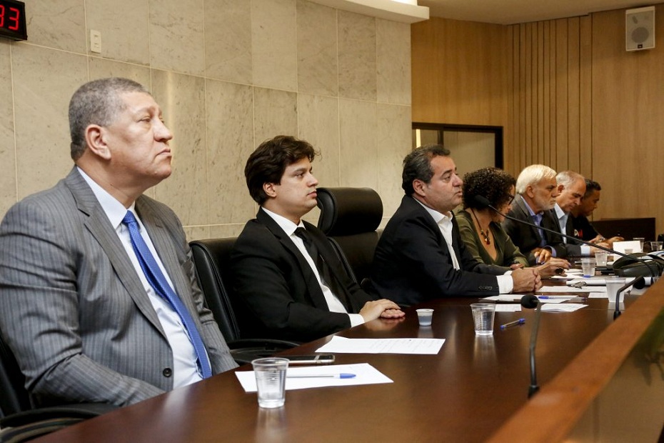 Audiência pública reuniu políticos e representantes de sindicatos e de movimentos sociais.