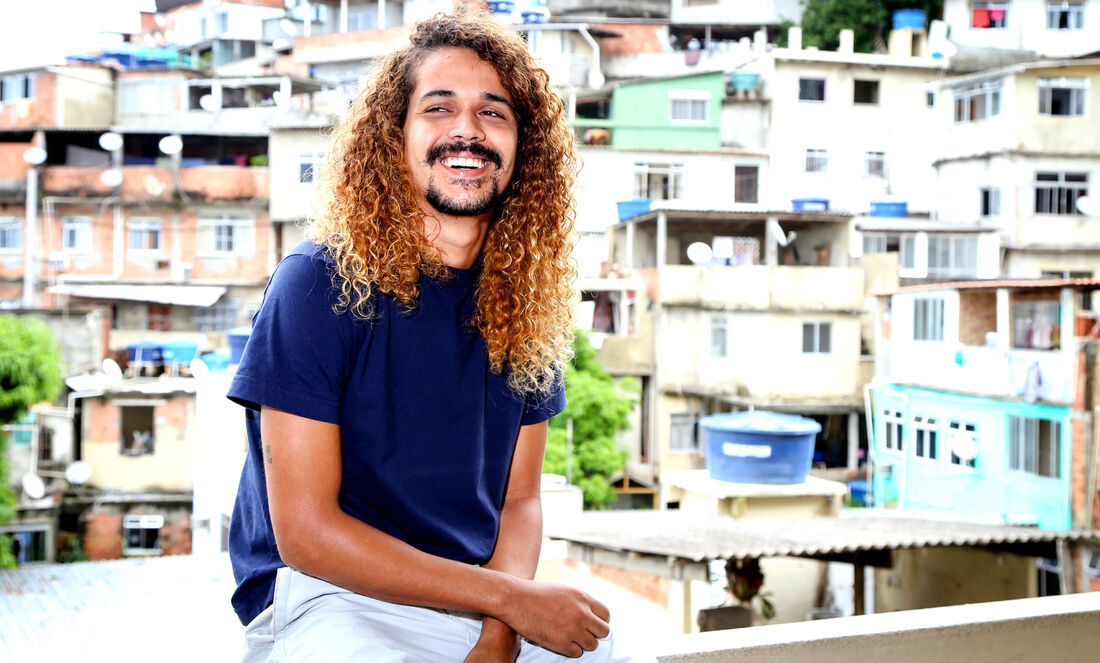 Escritor é morador do morro do Vidigal e já vendeu quase toda a primeira edição de sua obra de estreia