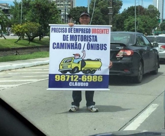 Com banner, homem pede emprego de motorista na Agamenon Magalhães