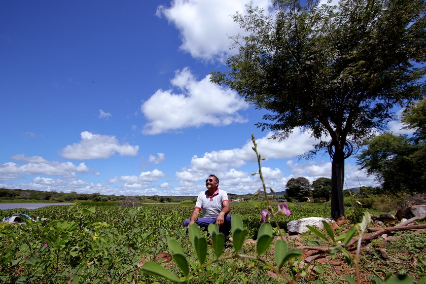 A barragem de Jazigo, Serra Talhada, com agricultor Cipriano Tenório