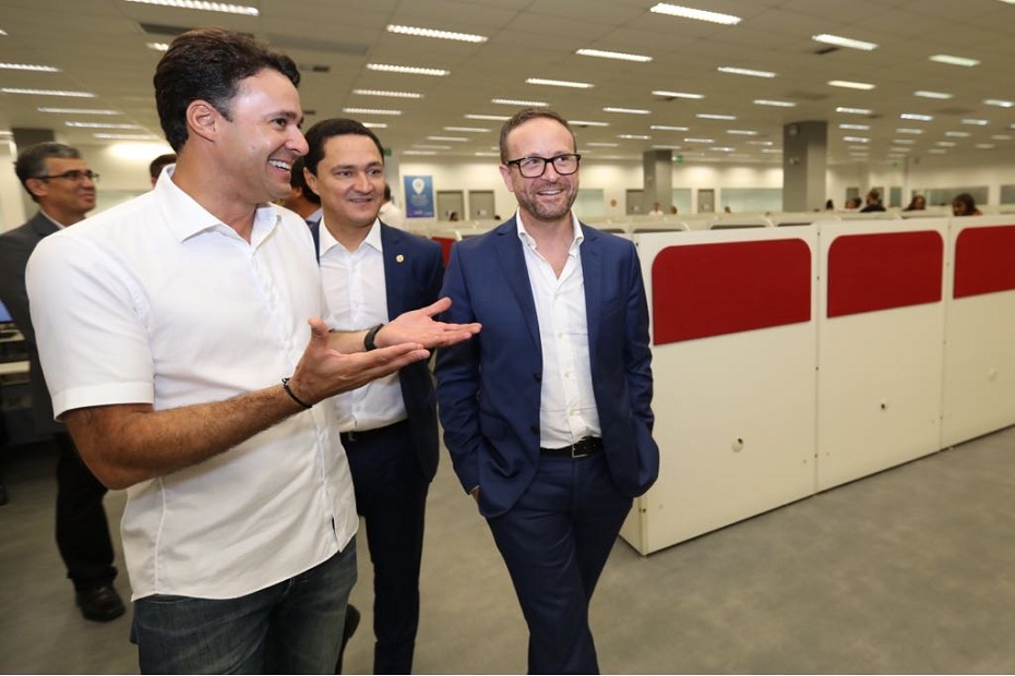 O prefeito Anderson Ferreira (PR), o deputado estadual André Ferreira (PSC) e o presidente da Neobpo, Marco Lupi.