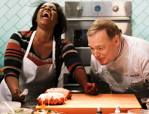 A apresentadora, Nicole Byer, e o jurado fixo, o chef confeiteiro Jacques Torres comandam atração