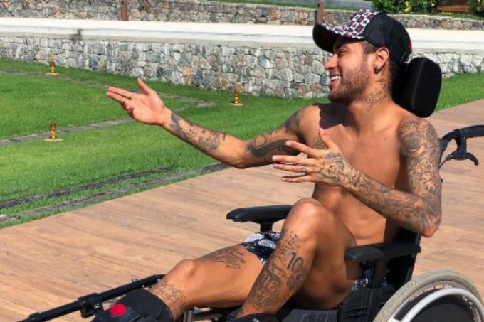 Neymar já está livre do aparato na perna e no pé