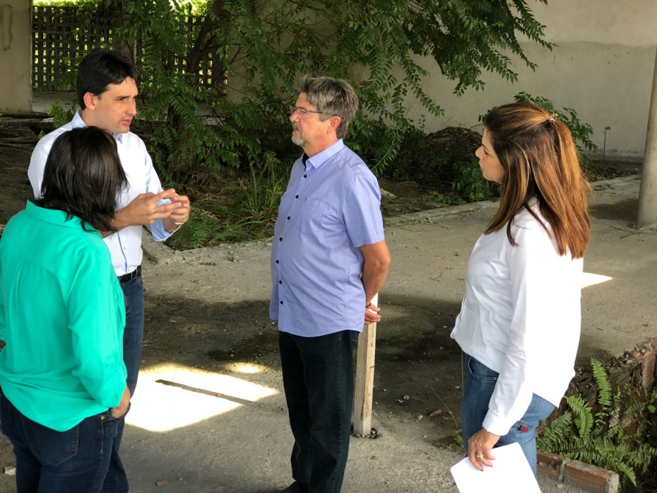 Deputados da bancada de oposição realizaram a visita ao Compaz do Coque nesta quinta-feira (26)