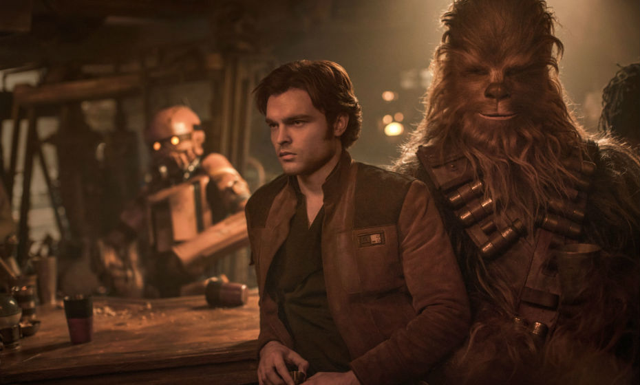 O início da parceria entre o piloto Han Solo e o wookie Chewbacca é uma das questões retratadas no filme
