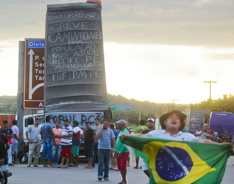 Paralisação de caminhoneiros na BR-101 Sul em Pernambuco