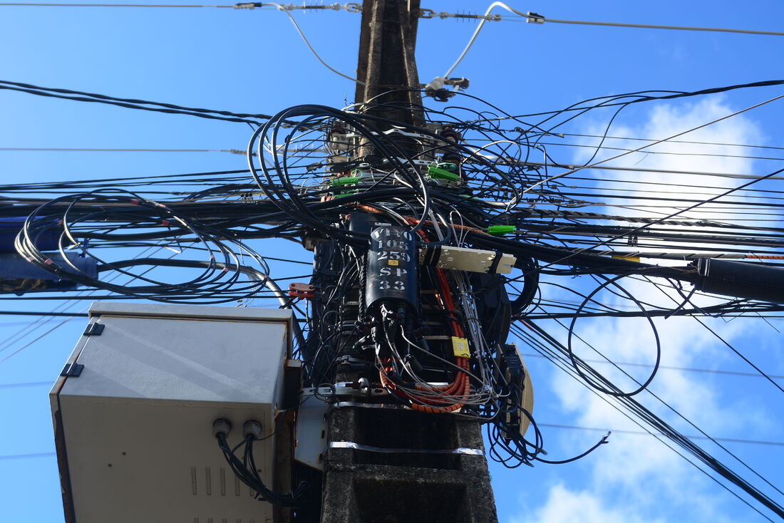 Poste com fiação irregular no Recife