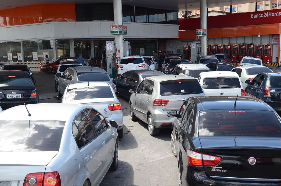 Carros fazem filas para abastecer