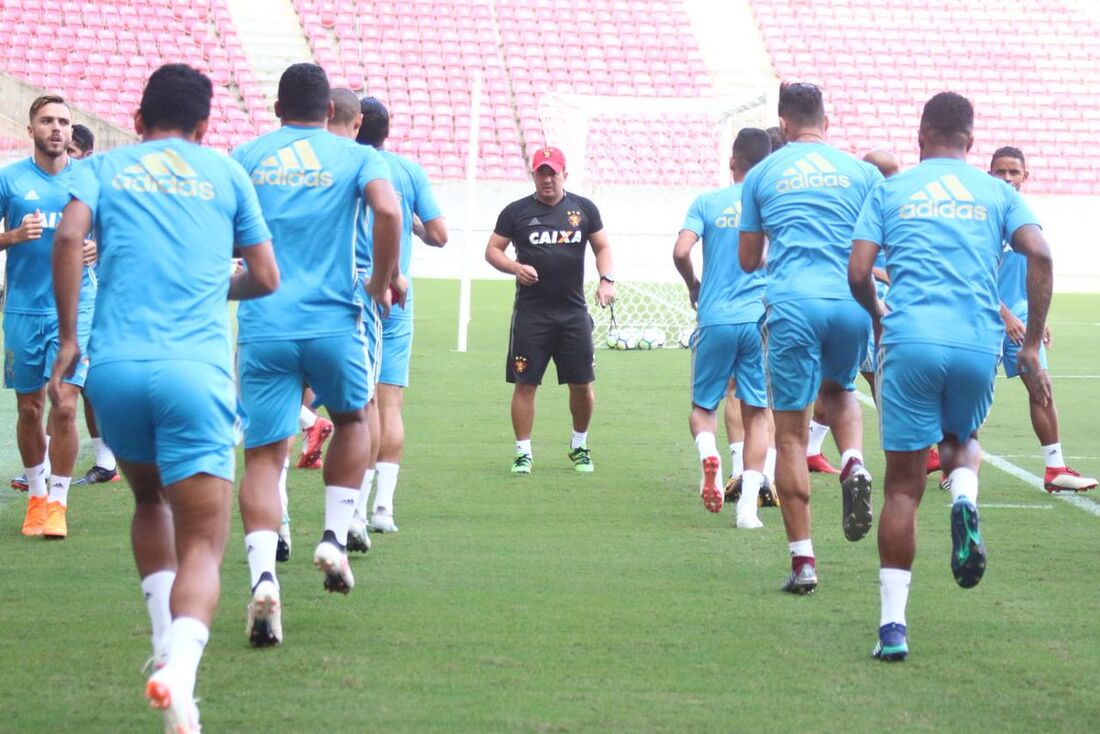 Sport se prepara em treinamento na Arena de Pernambuco.