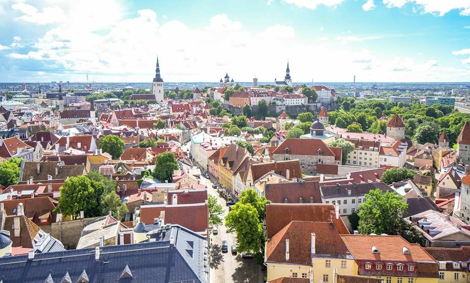 Na Estônia, em 1990, todas as escolas já tinham acesso à internet e, no ano de 2000, o governo declarou que o acesso à internet era um direito do ser humano