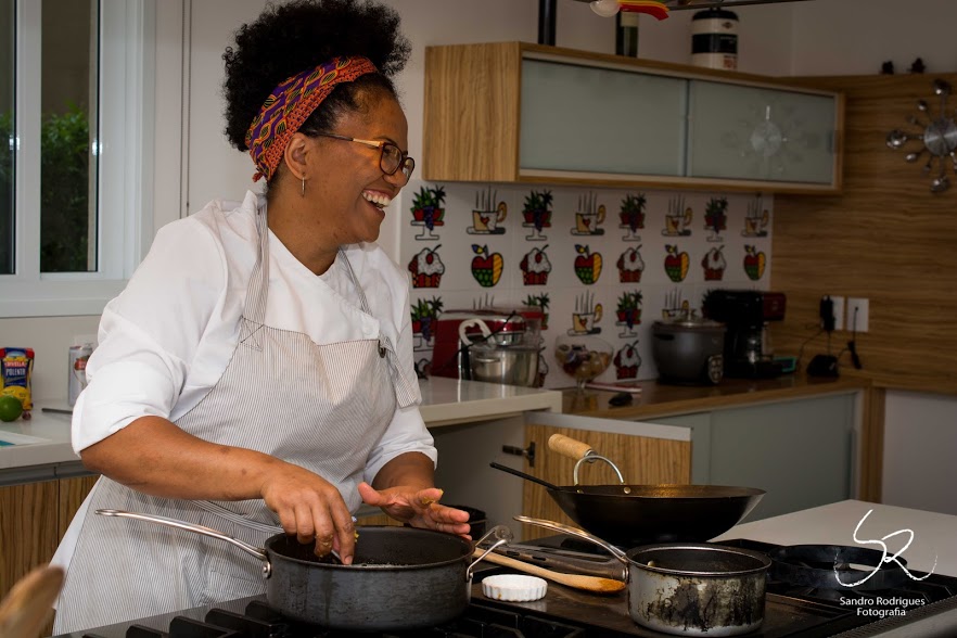 Mirna prepara um menu com frutos do mar