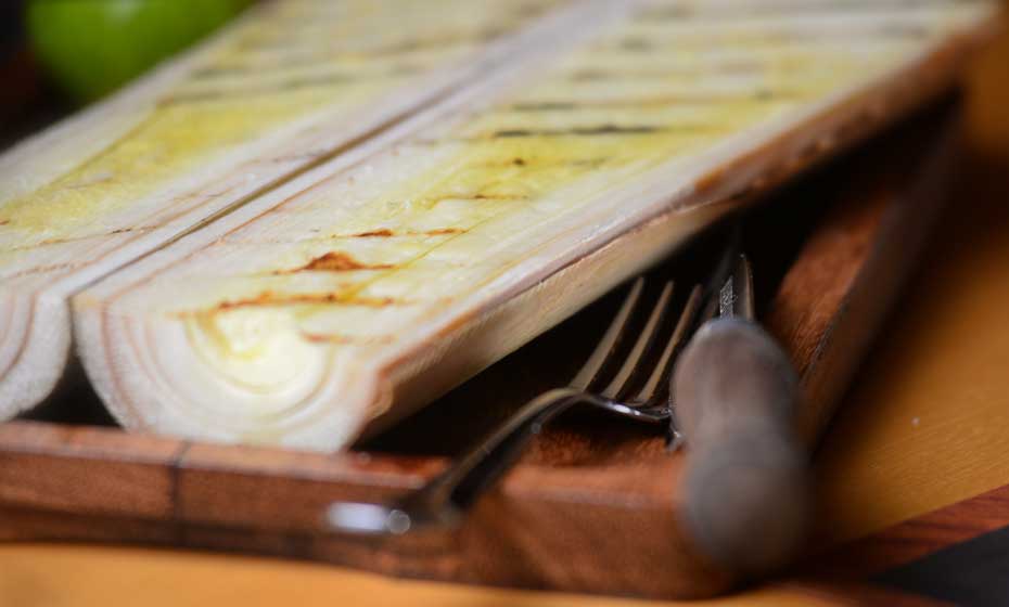 Pupunha servido na casca: vedete em meio a tanta carne