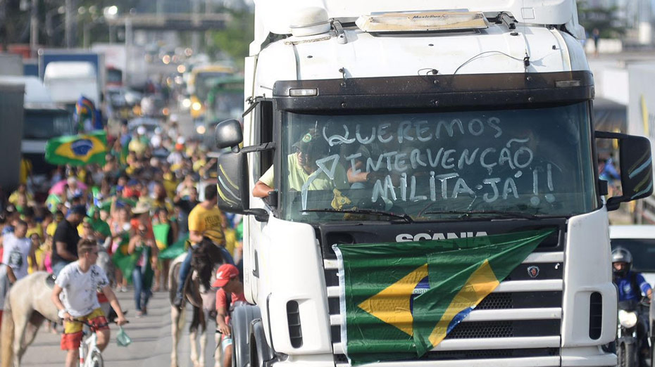 Manifestantes pedem intervenção militar