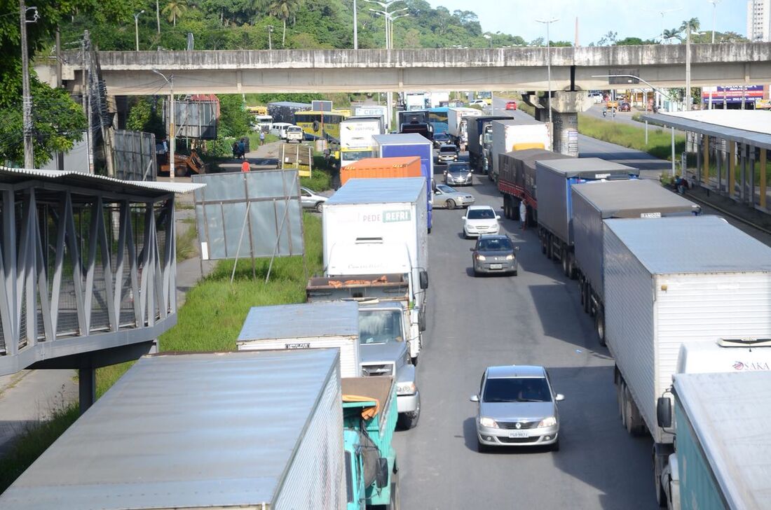 Caminhoneiros fecham a BR-101 em Abreu e Lima